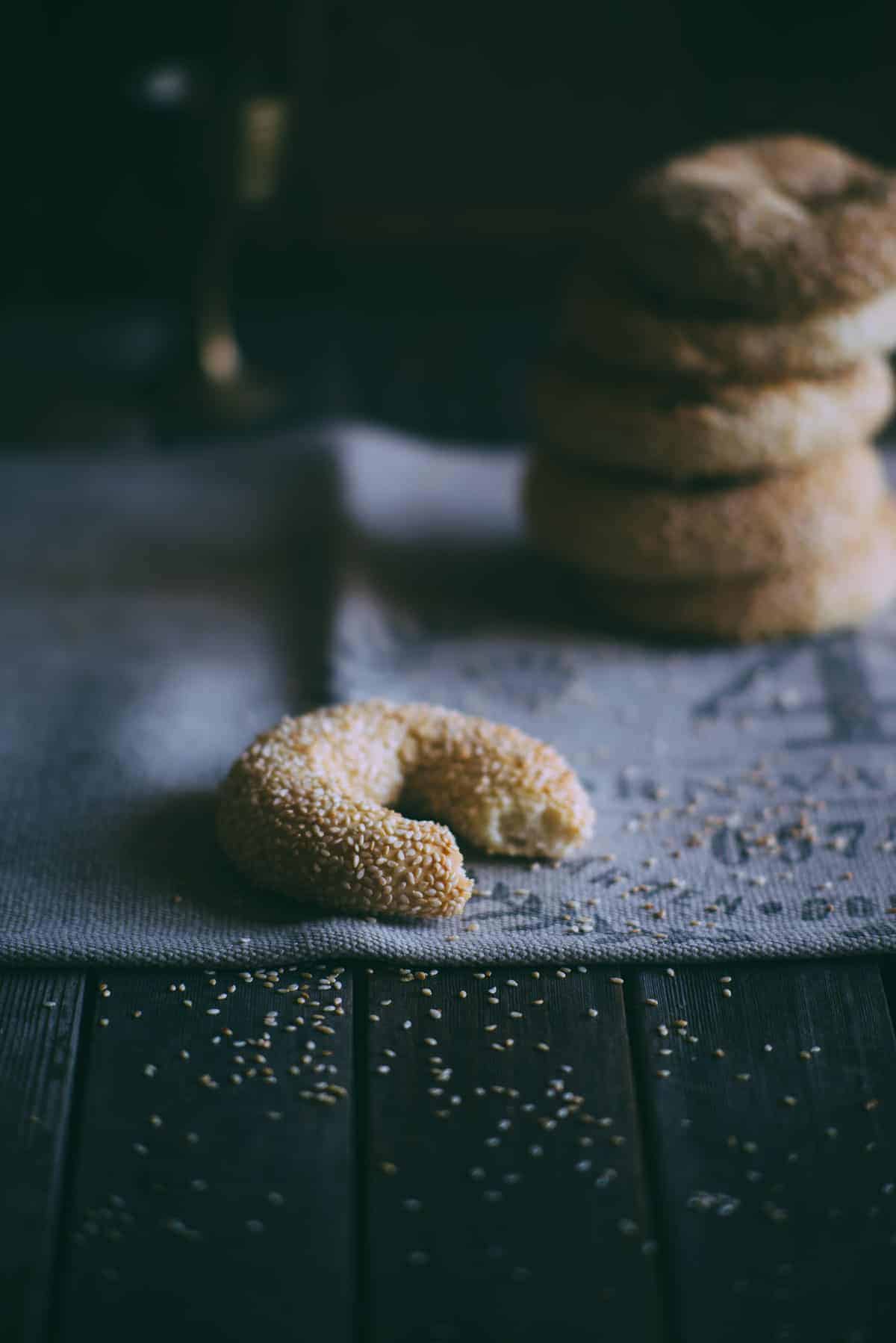 Koulouria-sesame bread rings