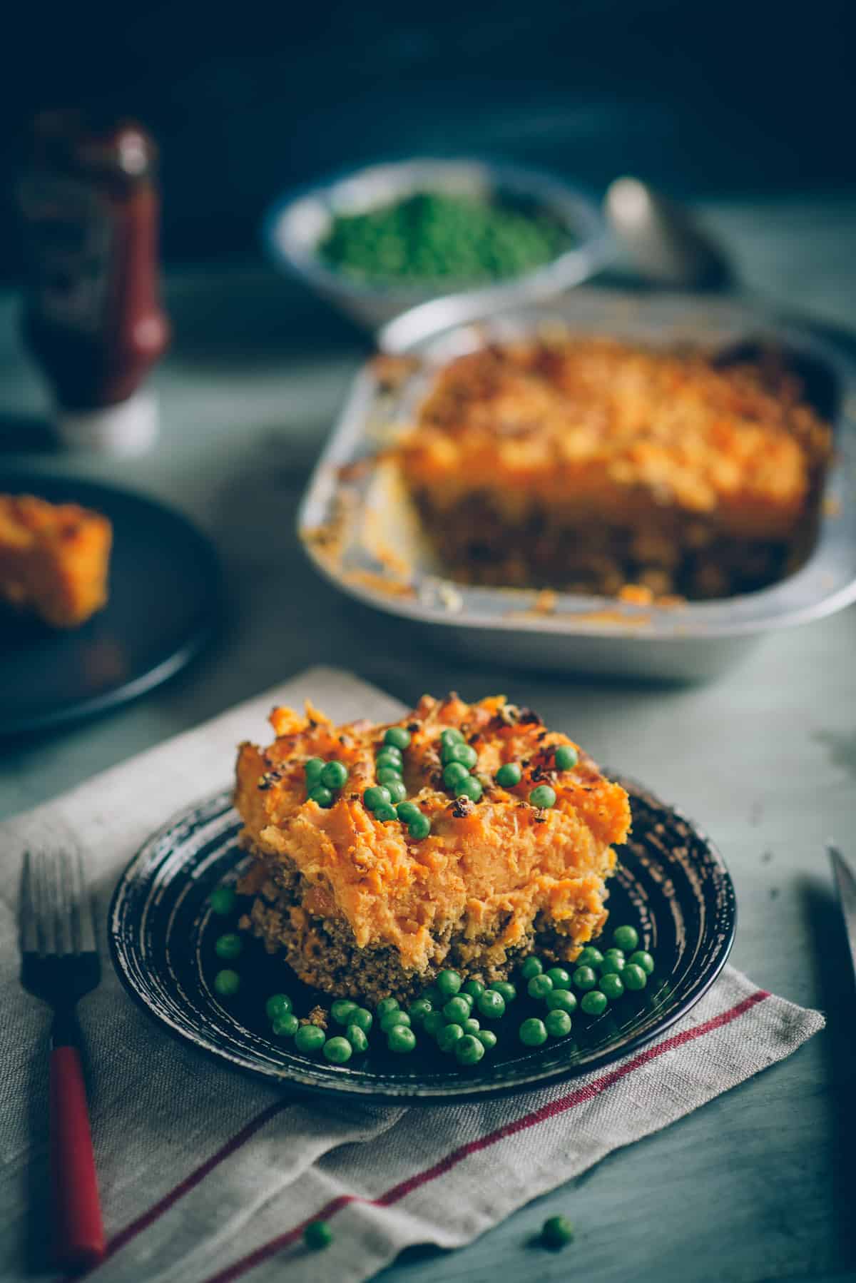 a serve of shepherd's pie with peas